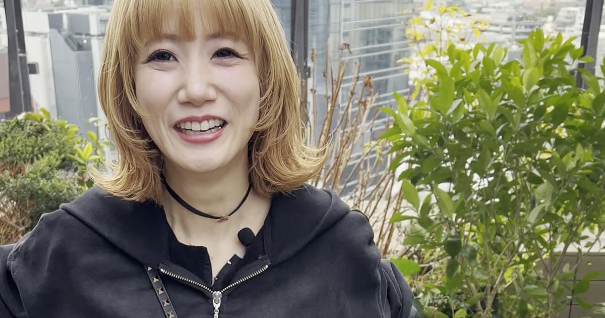 渋谷PARCOの屋上で笑う、黒のセットアップのあきこさん