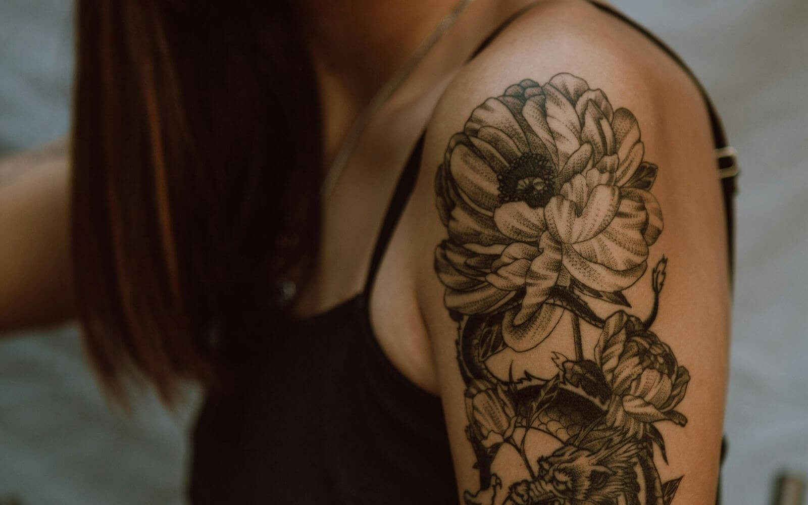 肩に入ったフラワータトゥー